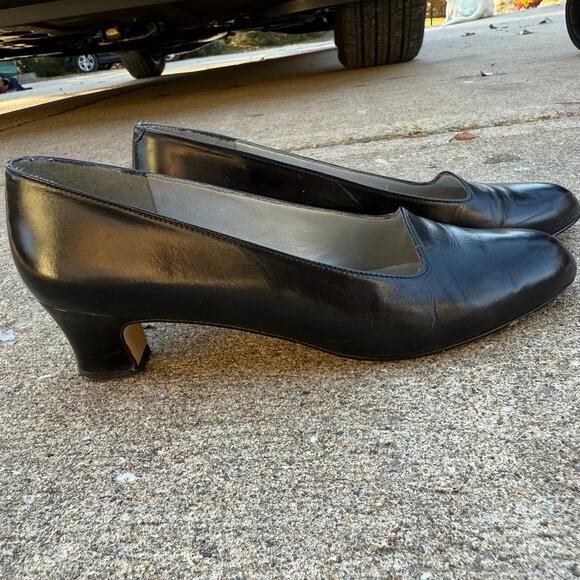 Classic Liz Claiborne Black Leather Low Heel Pumps - 7M - Picture 4 of 9